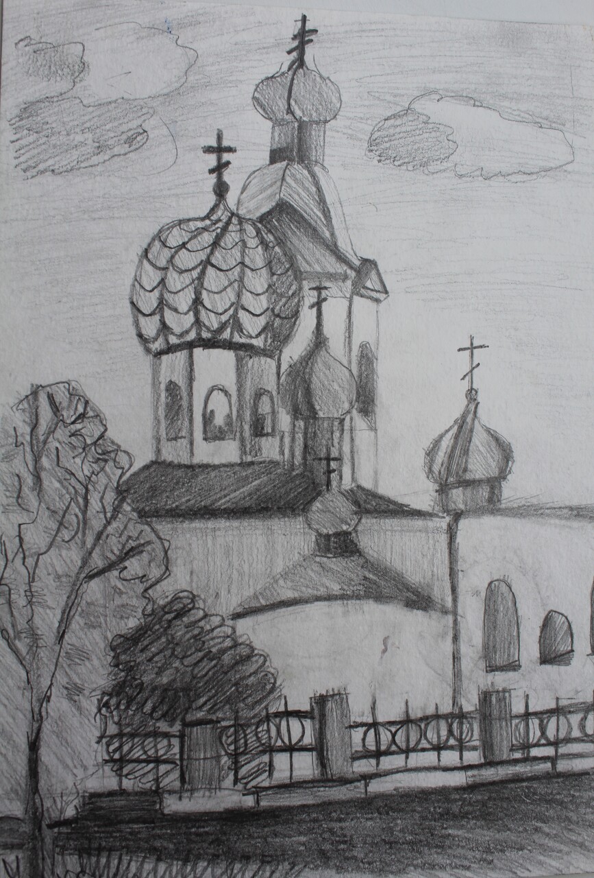 У храма
