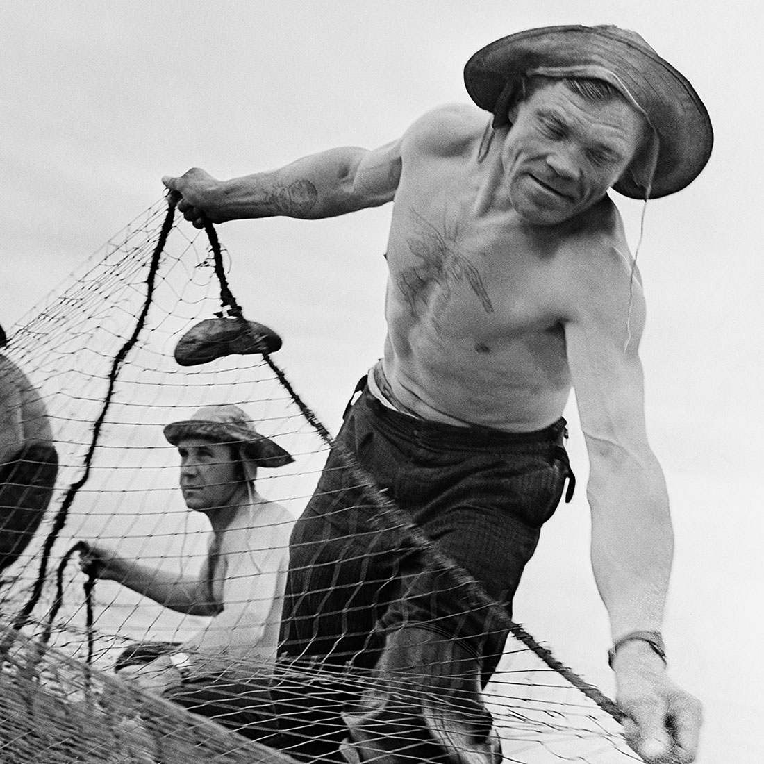 Моряк ловит рыбу. Фото советского фотографа Юрия Абрамочкина.