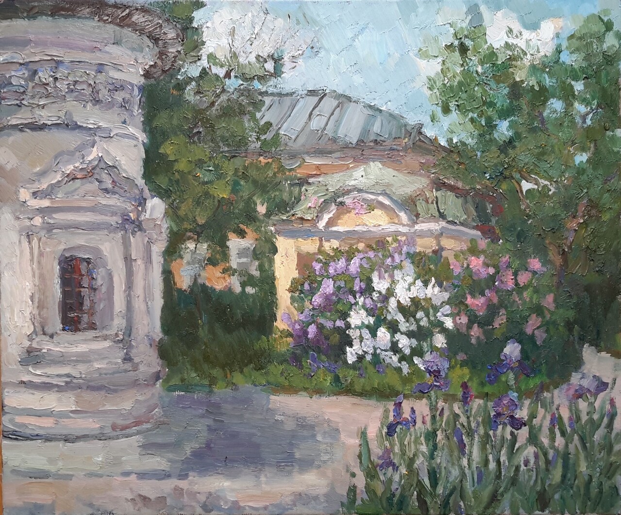 Сирень у храма