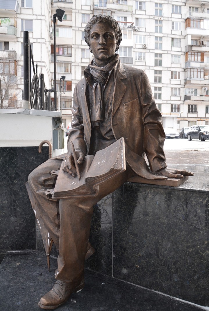 "Молодой человек с зонтом и книгой", 2013. Бронза, камень, высота 180 см. Совместно с С.И. Кирилловым, архитектор А.В. Петров. Последний переулок, Москва